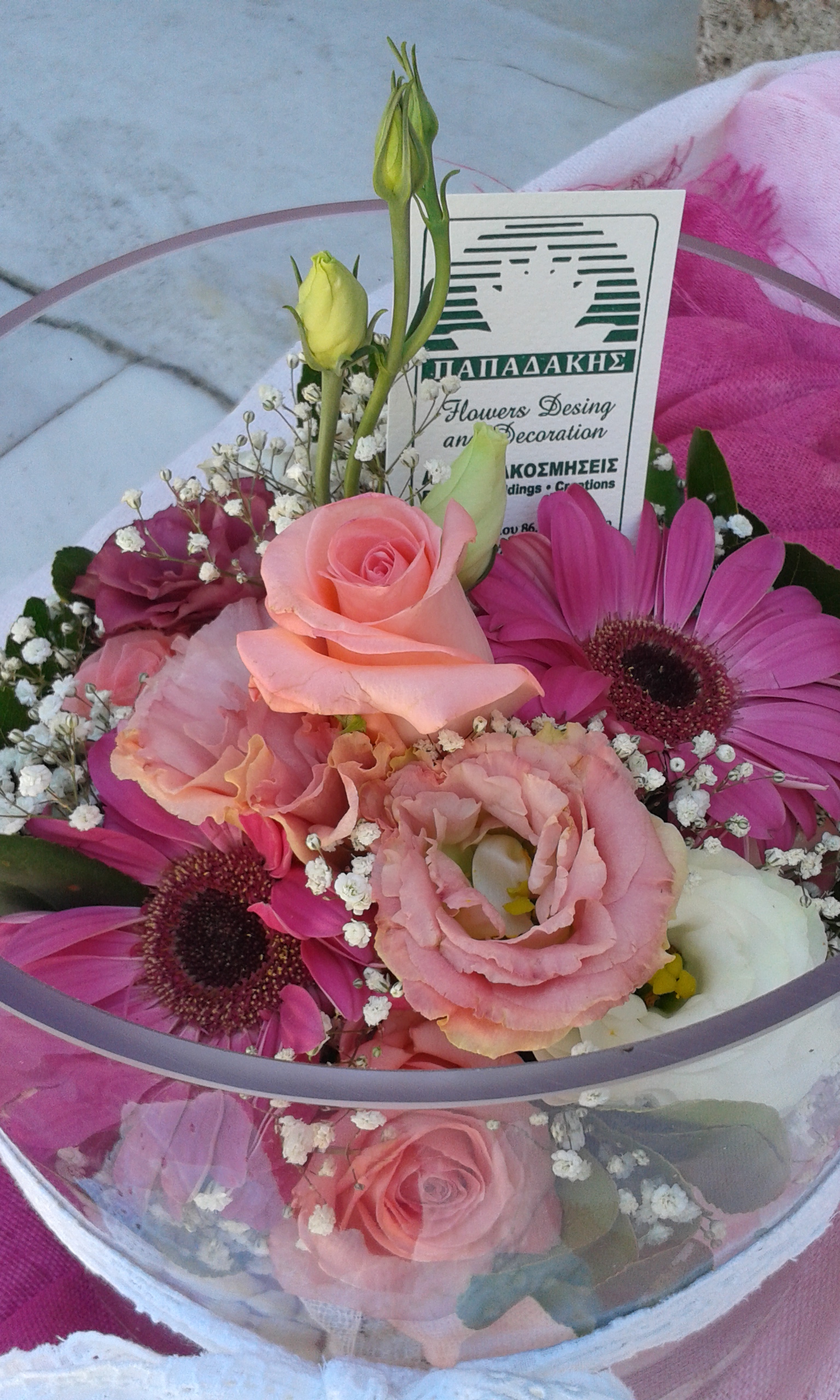 Σύνθεση με ροζ -φούξια άνθη σε βάζο