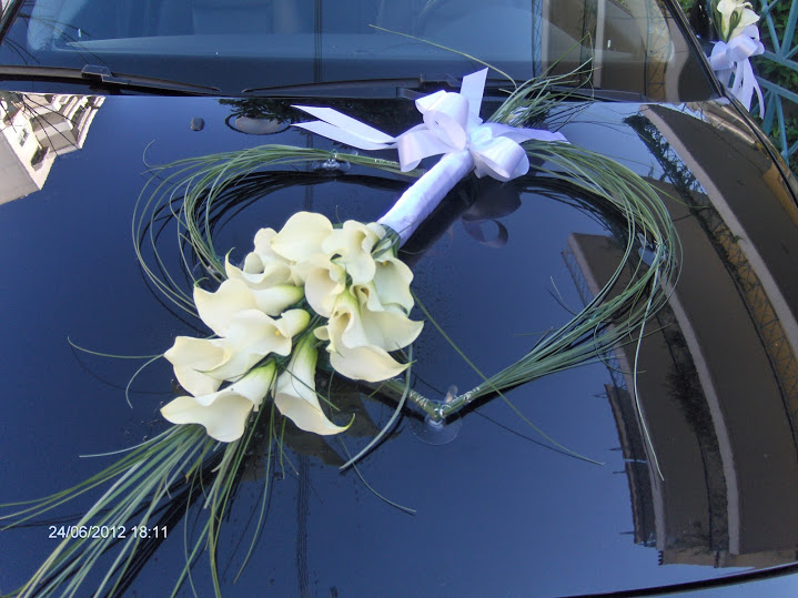 wedding car with heart of callas