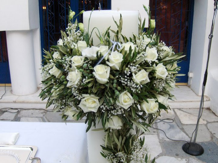 λαμπάδα γάμου με λευκά τριανταφυλλα και ελιες
