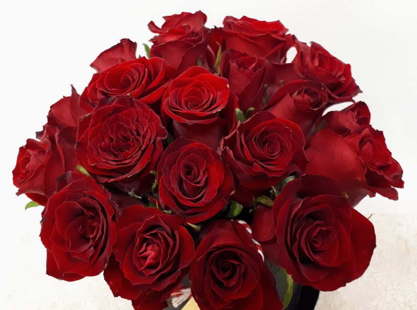 red roses in black round box τριανταφυλλα με κουτί 1