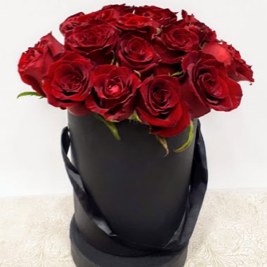 red roses in black round box τριανταφυλλα με κουτί