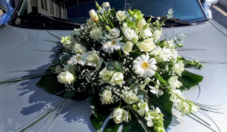 Σύνθεση λευκών λουλουδιών για νυφικό αυτοκίνητο