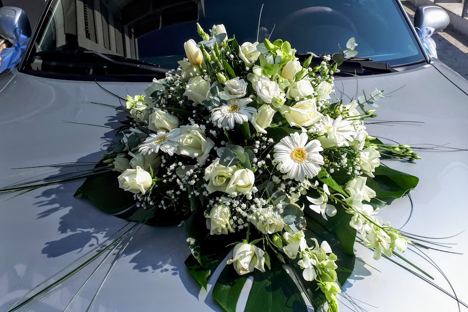 Σύνθεση λευκών λουλουδιών για νυφικό αυτοκίνητο