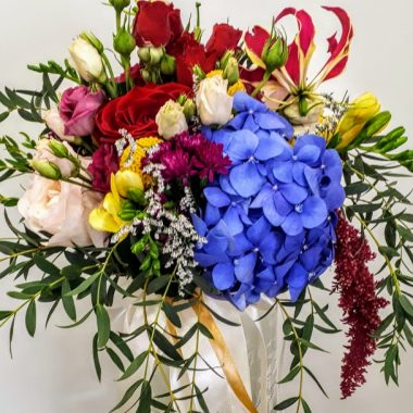 νυφικό μπουκέτο με μπλε ορτανσίες και τριαντάφυλλα κήπου